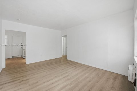 Villa ou maison à louer à Miami, Floride: 2 chambres, 138.61 m2 № 2024456 - photo 5