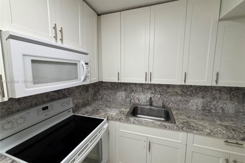 Снять в аренду кондоминиум в Майами, Флорида 2 спальни, 90.86м2, № 2003753 - фото 2