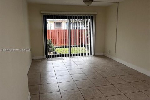 Снять в аренду кондоминиум в Корал-Спрингс, Флорида 2 спальни, 71.26м2, № 1964361 - фото 12