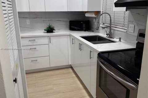 Снять в аренду кондоминиум в Корал-Спрингс, Флорида 2 спальни, 71.26м2, № 1964361 - фото 4