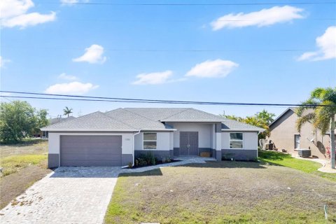 House in Cape Coral, Florida 3 bedrooms, 160.35 sq.m. № 2094188