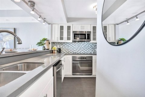 Condo in Miami, Florida, 1 bedroom  № 1811287 - photo 18