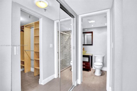 Condo in Miami, Florida, 1 bedroom  № 1811287 - photo 8