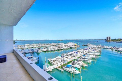 Condo in Miami, Florida, 1 bedroom  № 1811287 - photo 11