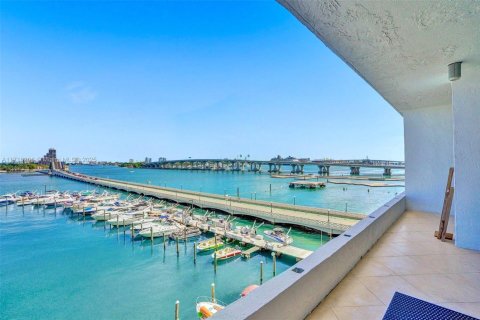 Condo in Miami, Florida, 1 bedroom  № 1811287 - photo 12