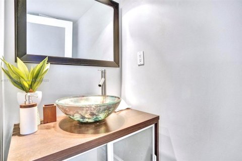 Condo in Miami, Florida, 1 bedroom  № 1811287 - photo 19