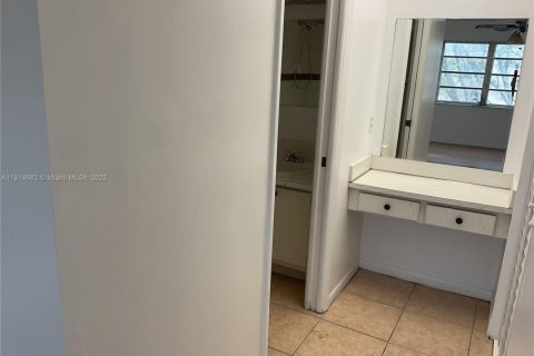 Copropriété à louer à Hollywood, Floride: 2 chambres, 85.47 m2 № 1970492 - photo 18