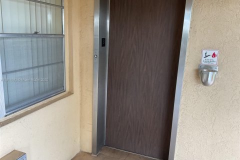 Copropriété à louer à Hollywood, Floride: 2 chambres, 85.47 m2 № 1970492 - photo 6