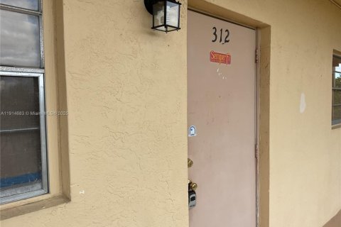 Copropriété à louer à Hollywood, Floride: 2 chambres, 85.47 m2 № 1970492 - photo 7