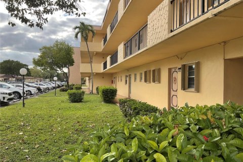 Copropriété à louer à Hollywood, Floride: 2 chambres, 85.47 m2 № 1970492 - photo 2