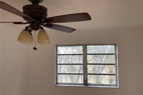 Copropriété à louer à Hollywood, Floride: 2 chambres, 85.47 m2 № 1970492 - photo 11