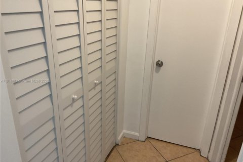 Copropriété à louer à Hollywood, Floride: 2 chambres, 85.47 m2 № 1970492 - photo 9