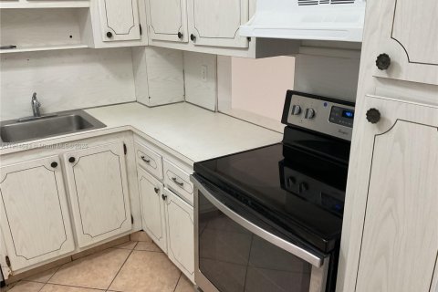 Copropriété à louer à Hollywood, Floride: 2 chambres, 85.47 m2 № 1970492 - photo 12