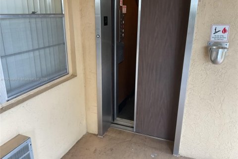 Copropriété à louer à Hollywood, Floride: 2 chambres, 85.47 m2 № 1970492 - photo 5