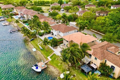 Villa ou maison à vendre à Miami, Floride: 4 chambres, 247.4 m2 № 1966245 - photo 2