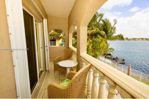 Villa ou maison à vendre à Miami, Floride: 4 chambres, 247.4 m2 № 1966245 - photo 15