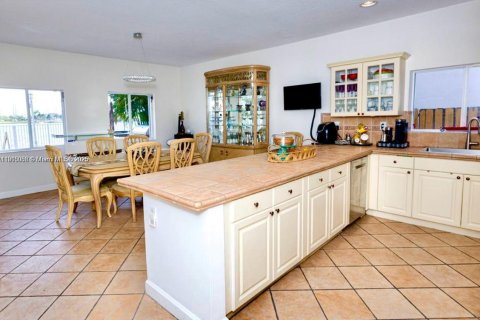 Villa ou maison à vendre à Miami, Floride: 4 chambres, 247.4 m2 № 1966245 - photo 11