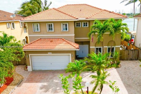 Villa ou maison à vendre à Miami, Floride: 4 chambres, 247.4 m2 № 1966245 - photo 3