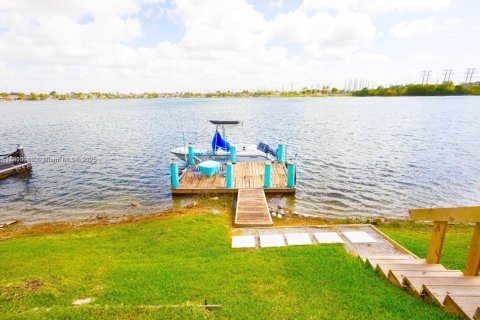 Villa ou maison à vendre à Miami, Floride: 4 chambres, 247.4 m2 № 1966245 - photo 20