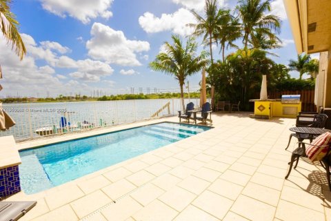 Villa ou maison à vendre à Miami, Floride: 4 chambres, 247.4 m2 № 1966245 - photo 18