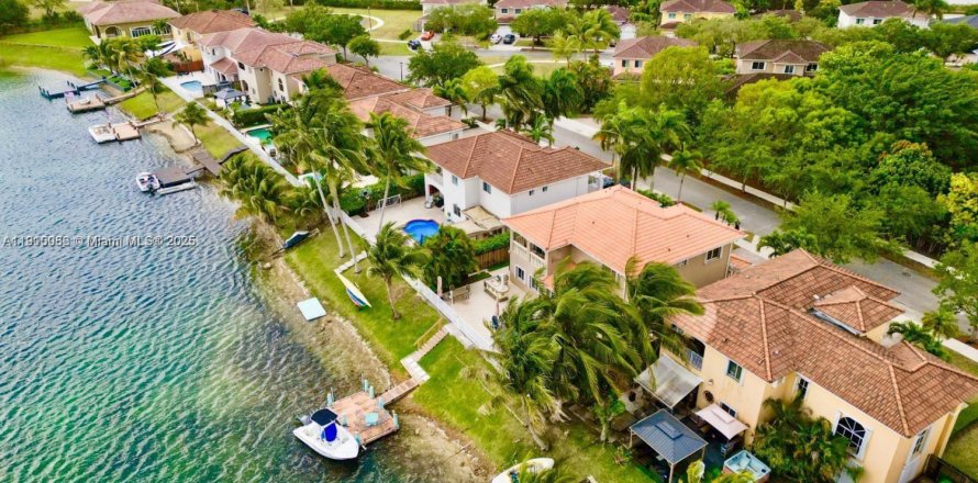 Villa ou maison à Miami, Floride 4 chambres, 247.4 m2 № 1966245