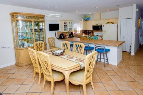Villa ou maison à vendre à Miami, Floride: 4 chambres, 247.4 m2 № 1966245 - photo 12