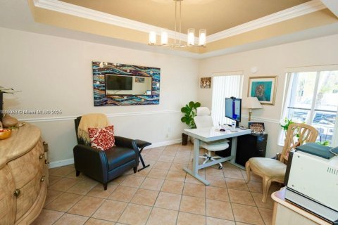 Villa ou maison à vendre à Miami, Floride: 4 chambres, 247.4 m2 № 1966245 - photo 10