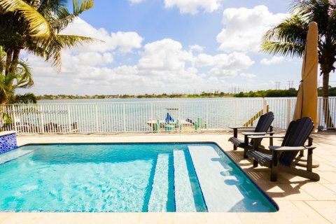 Villa ou maison à vendre à Miami, Floride: 4 chambres, 247.4 m2 № 1966245 - photo 17