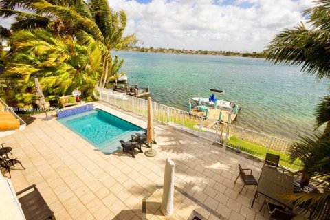 Villa ou maison à vendre à Miami, Floride: 4 chambres, 247.4 m2 № 1966245 - photo 16
