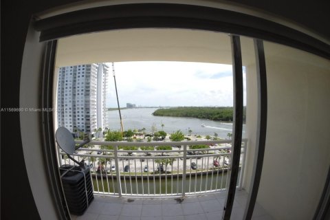 Condo in Sunny Isles Beach, Florida, 1 bedroom № 1985570 - photo 4