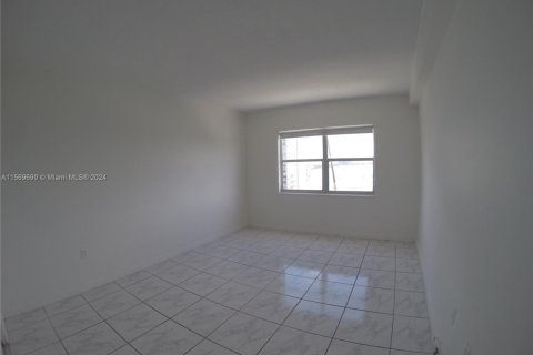 Condo in Sunny Isles Beach, Florida, 1 bedroom № 1985570 - photo 8