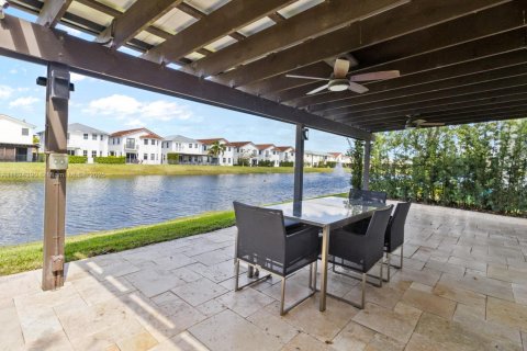 Casa en alquiler en Doral, Florida, 4 dormitorios, 267.37 m2 № 1790186 - foto 1