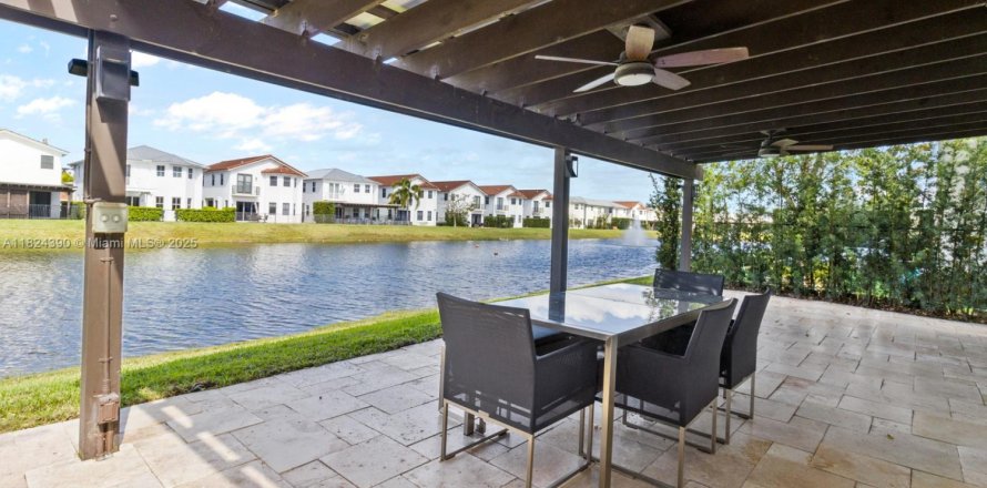 Casa en Doral, Florida 4 dormitorios, 267.37 m2 № 1790186