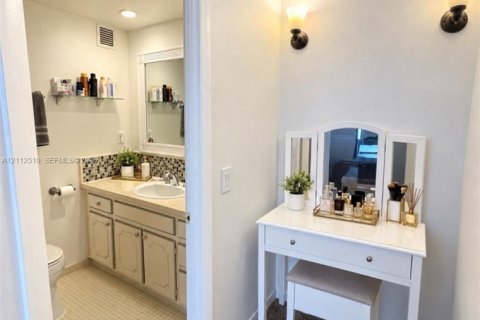 Condo in Bay Harbor Islands, Florida, 2 bedrooms  № 2434356 - photo 11