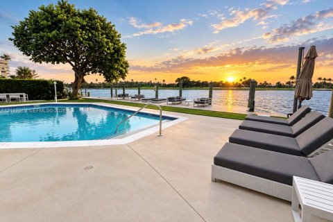 Condo in Bay Harbor Islands, Florida, 2 bedrooms  № 2434356 - photo 19