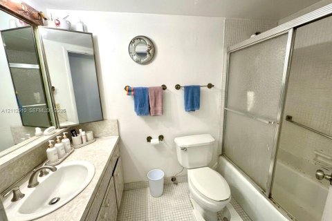 Condo in Bay Harbor Islands, Florida, 2 bedrooms  № 2434356 - photo 13
