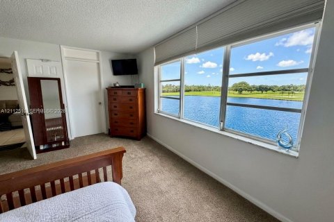 Condo in Bay Harbor Islands, Florida, 2 bedrooms  № 2434356 - photo 9