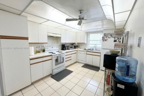 Condo in Bay Harbor Islands, Florida, 2 bedrooms  № 2434356 - photo 6