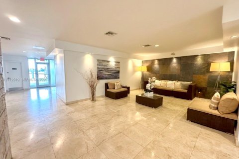 Condo in Bay Harbor Islands, Florida, 2 bedrooms  № 2434356 - photo 16