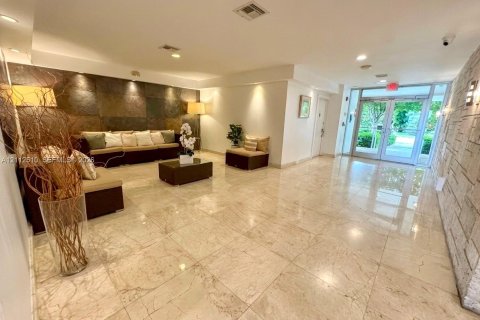 Condo in Bay Harbor Islands, Florida, 2 bedrooms  № 2434356 - photo 15