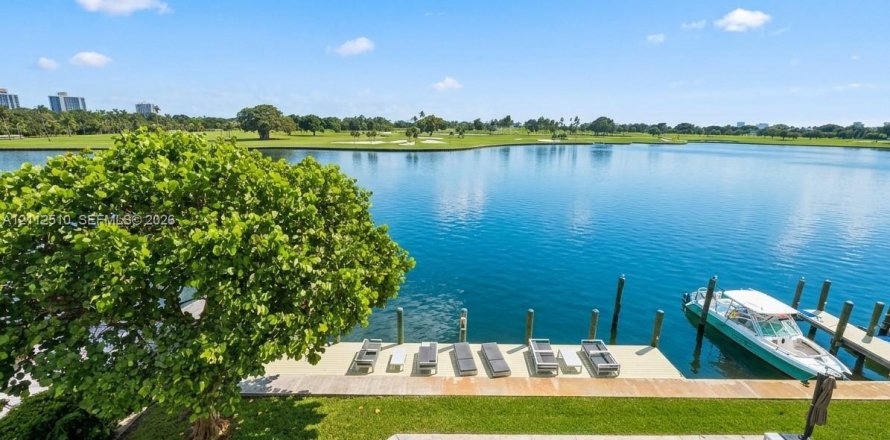 Condo in Bay Harbor Islands, Florida, 2 bedrooms  № 2434356