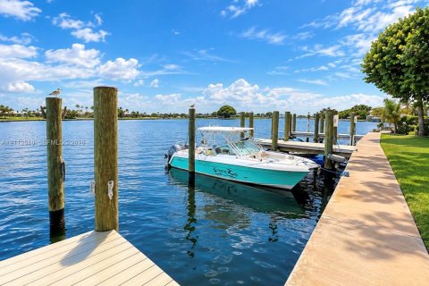 Condo in Bay Harbor Islands, Florida, 2 bedrooms  № 2434356 - photo 17