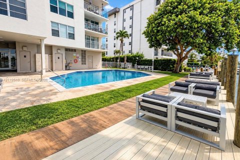 Condo in Bay Harbor Islands, Florida, 2 bedrooms  № 2434356 - photo 18