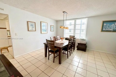 Condo in Bay Harbor Islands, Florida, 2 bedrooms  № 2434356 - photo 5