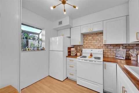 Condo in Pompano Beach, Florida, 2 bedrooms  № 2146774 - photo 7