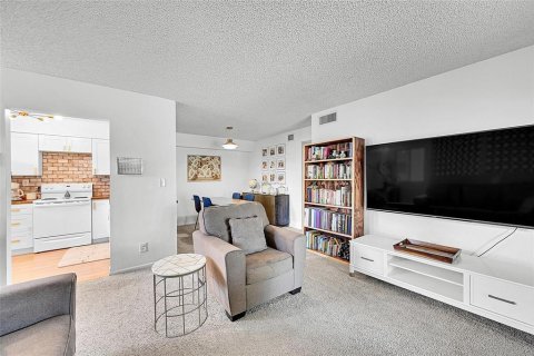 Condo in Pompano Beach, Florida, 2 bedrooms  № 2146774 - photo 3