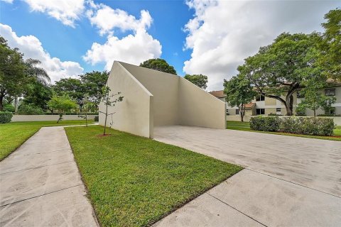 Condo in Pompano Beach, Florida, 2 bedrooms  № 2146774 - photo 30
