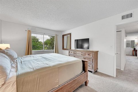 Condo in Pompano Beach, Florida, 2 bedrooms  № 2146774 - photo 12