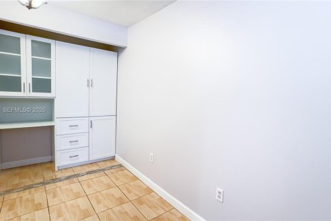 Condo in North Miami Beach, Florida, 1 bedroom № 2189035 - photo 24