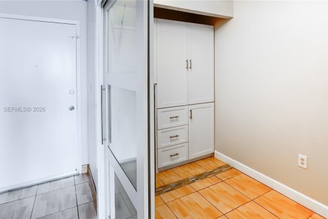 Condo in North Miami Beach, Florida, 1 bedroom № 2189035 - photo 23